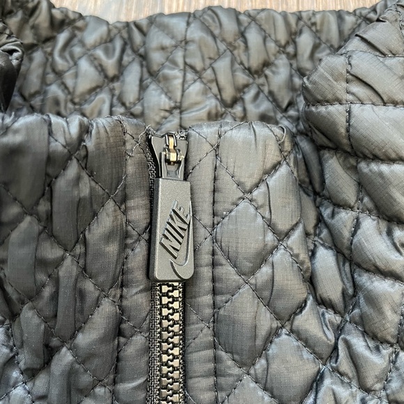 Women Nike Puffs Vest (M) - Picture 8 of 8